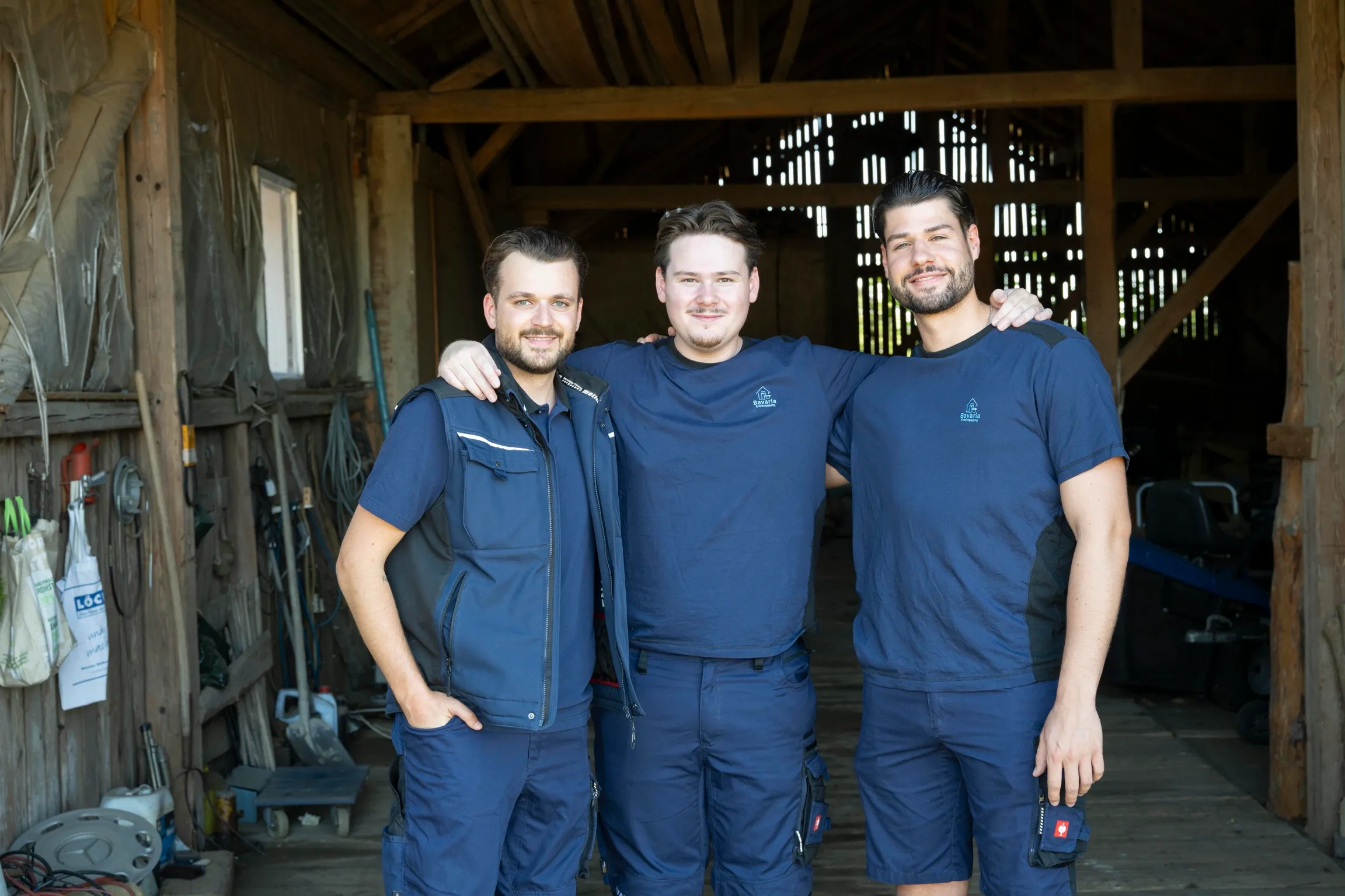 Das Team von Bavaria Entrümpelung zu dritt vor einer Scheune